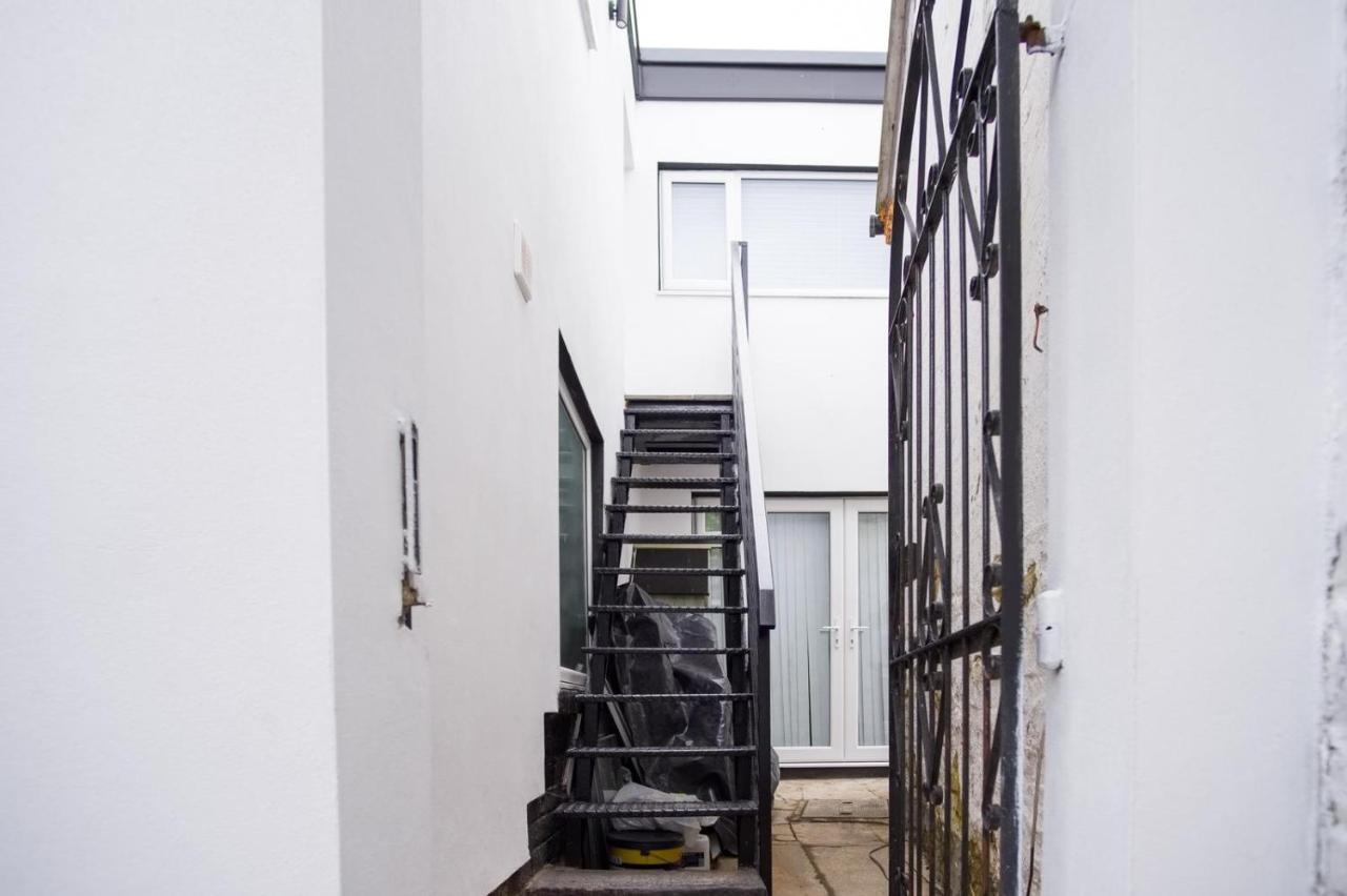 Tallets Apartment With Balcony & Parking 图克斯伯里 外观 照片