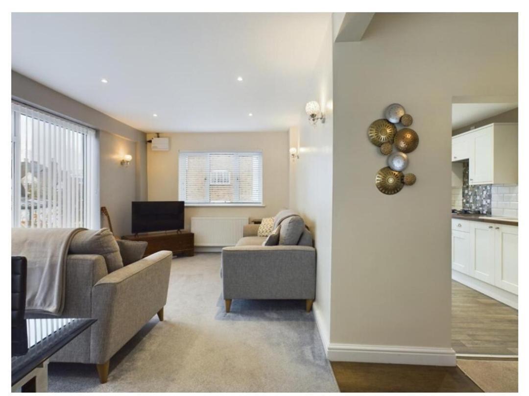 Tallets Apartment With Balcony & Parking 图克斯伯里 外观 照片